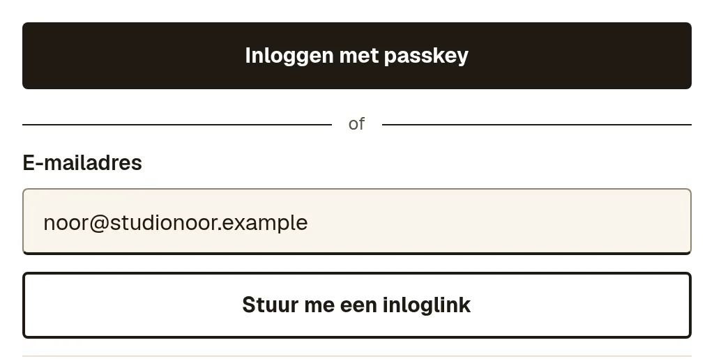 Het inlogscherm met het veld E-mailadres, de knop Stuur me een inloglink en de knop Inloggen met passkey.