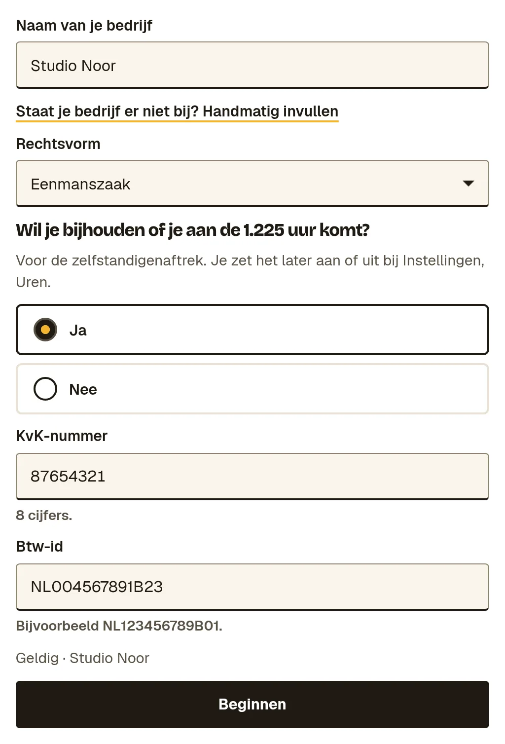 Stap 1 van 2: de velden Naam van je bedrijf, Rechtsvorm, KvK-nummer en Btw-id, met de vraag over de 1.225 uur en de knop Beginnen.