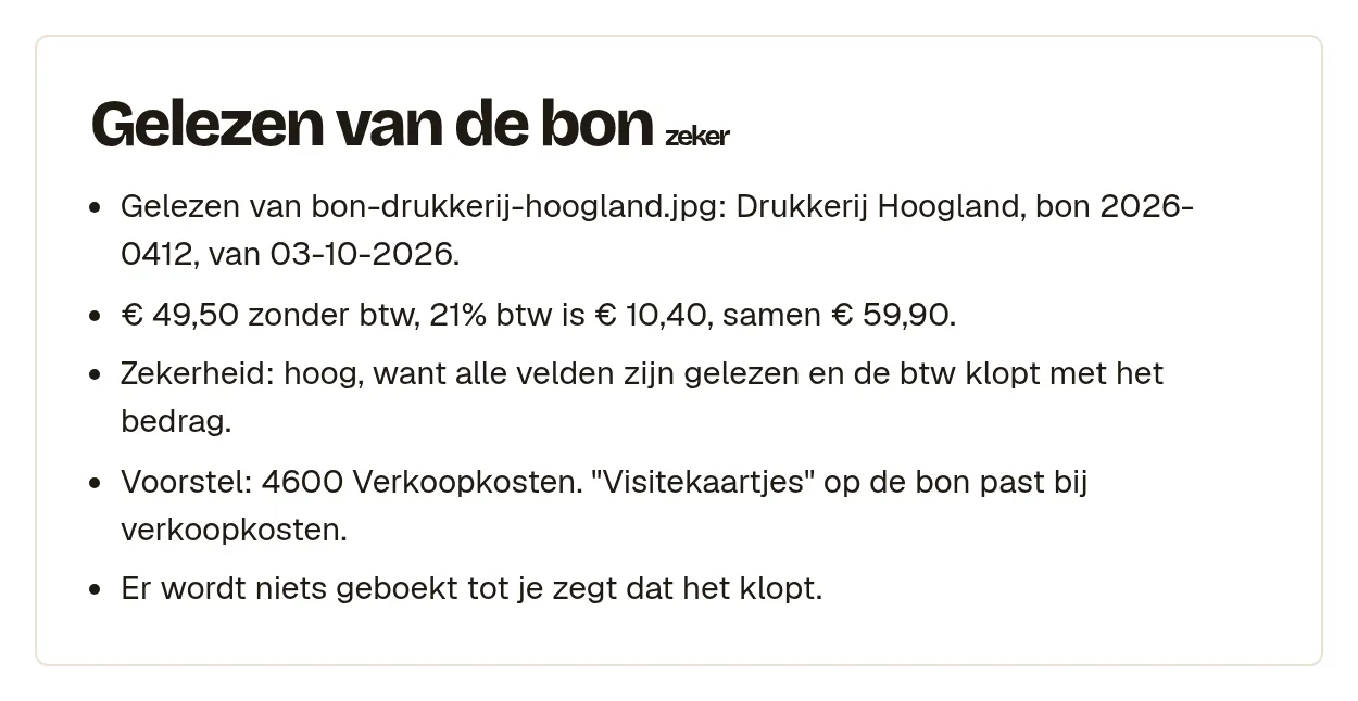 Het blok Gelezen van de bon met Drukkerij Hoogland, het bonnummer, de datum, de bedragen met en zonder btw en een voorstel voor de kostenrekening.