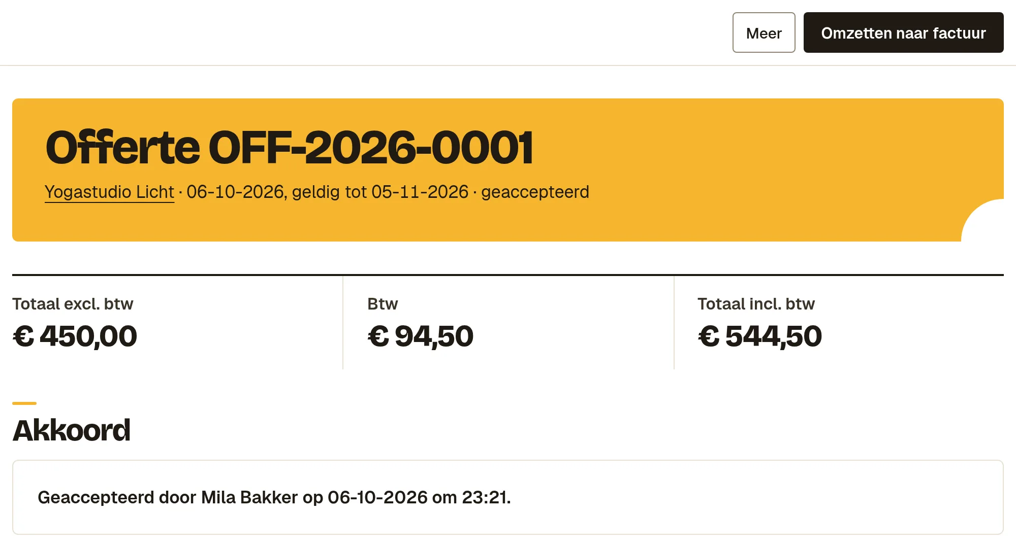 De geaccepteerde offerte met het blok Akkoord, de naam van wie accepteerde, en bovenaan de knop Omzetten naar factuur.
