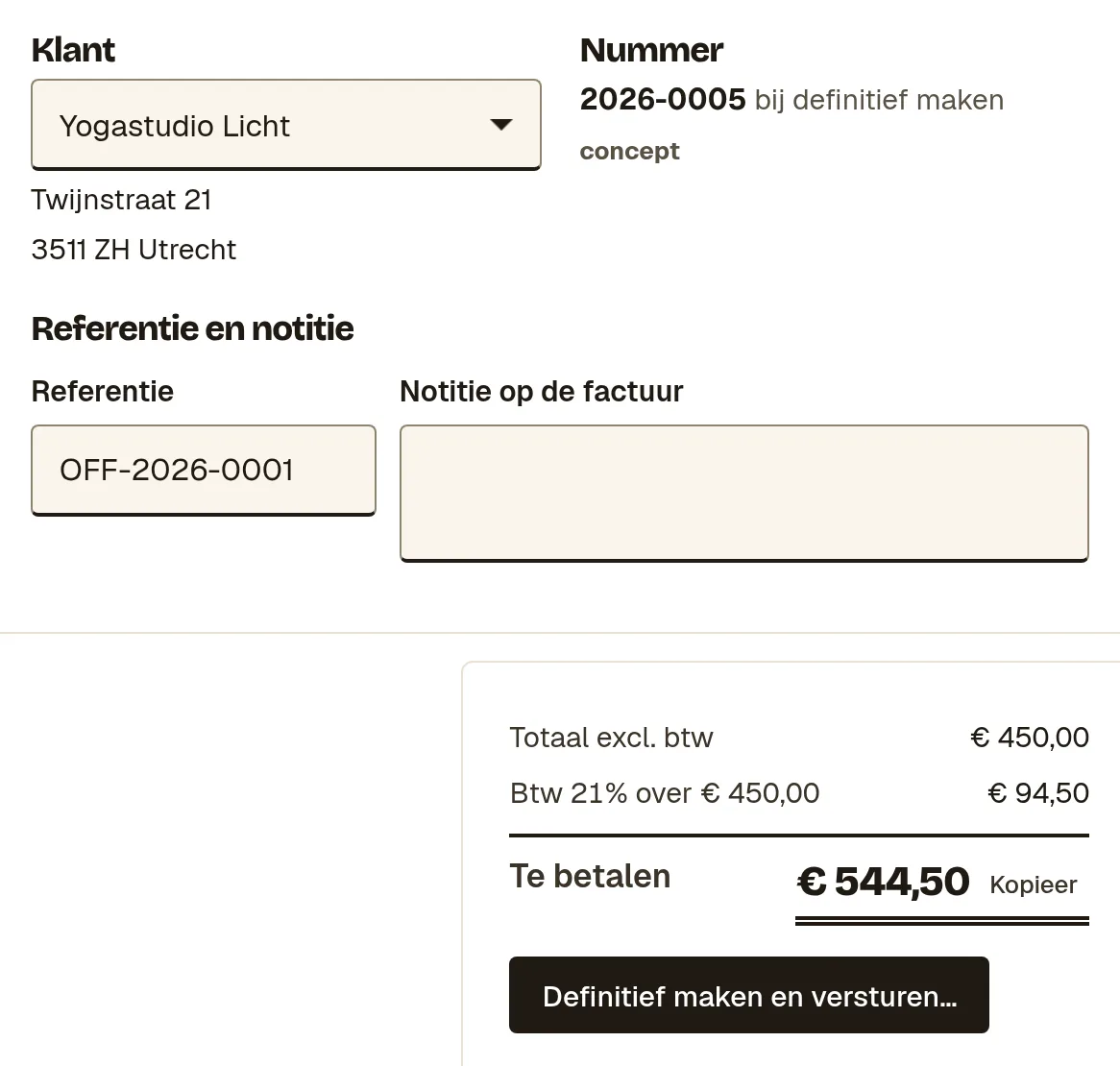 De conceptfactuur uit de offerte, met de klant, het offertenummer als referentie en de knop Definitief maken en versturen.